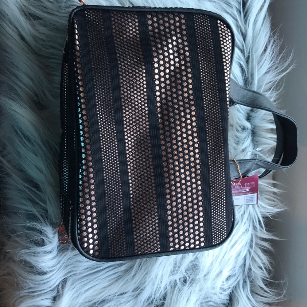 Makeup carrying case